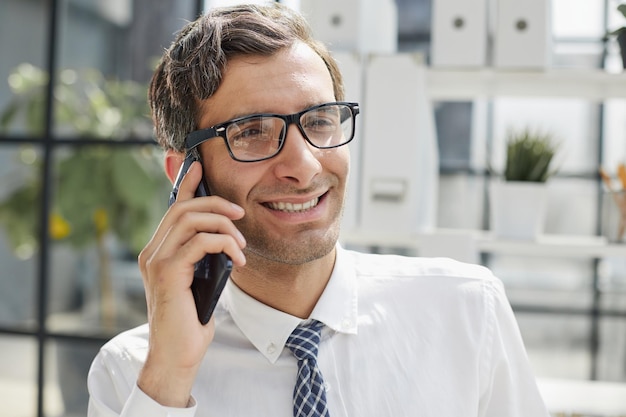 Homem contador ou advogado de negócios falando em smartphone com papelada financeira no local de trabalho