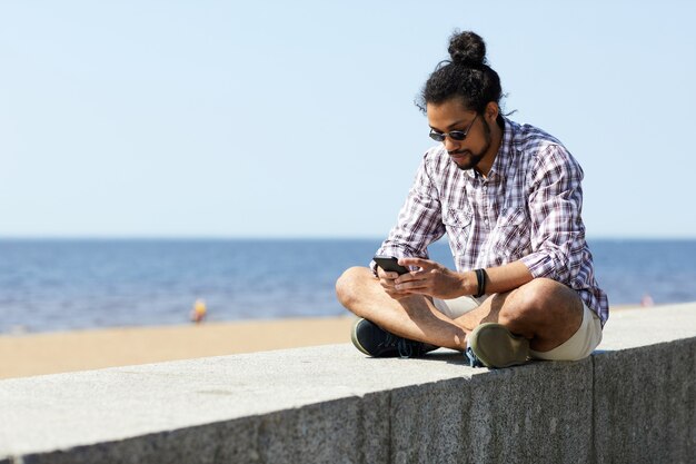 Homem contemporâneo por mar