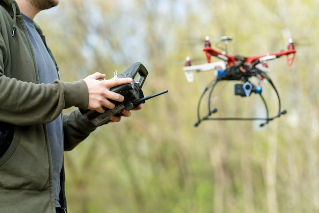 Homem controlando um drone.