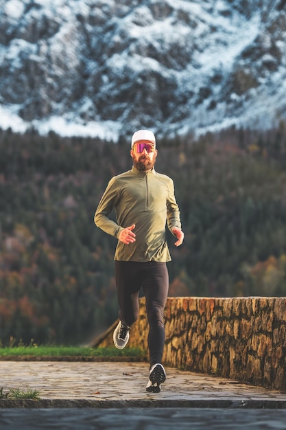 Homem corre numa aldeia de montanha nos Alpes italianos