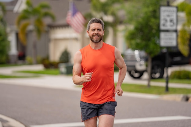 Homem corredor esportivo correndo em forma modelo de fitness esportivo masculino correndo ao ar livre homem atraente correndo rápido