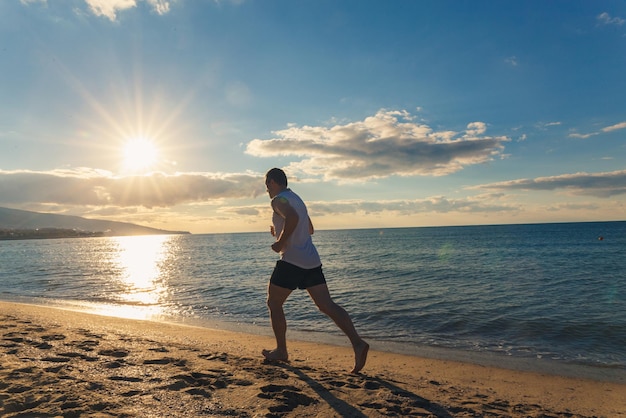 Homem correndo ao ar livre na praia de manhã