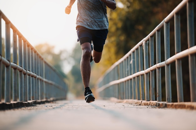 Homem correndo, atividades de saúde, exercício ao correr, exercício e conceito de estilo de vida