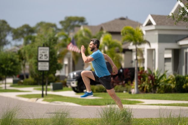Homem correndo correndo treinando ao ar livre Atleta correndo no bairro americano Sporty Fit Ca