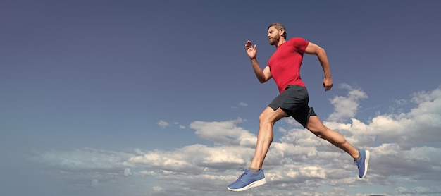 Homem correndo e pulando banner com desafio de espaço de cópia e atleta de esporte de velocidade de maratona de competição corre rápido para ganhar