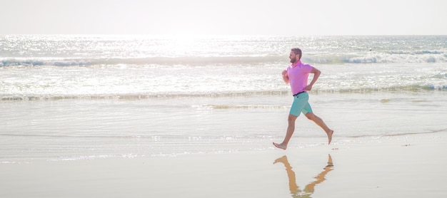 Homem correndo e pulando banner com espaço de cópia corredor de homem atlético correndo descalço na praia de verão