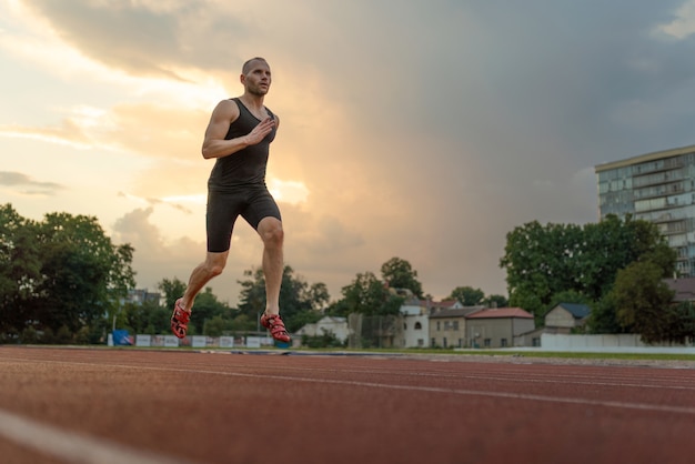 Foto homem correndo na pista tiro completo