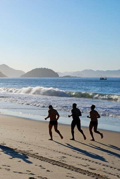 Homem correndo na praia de Copacabana