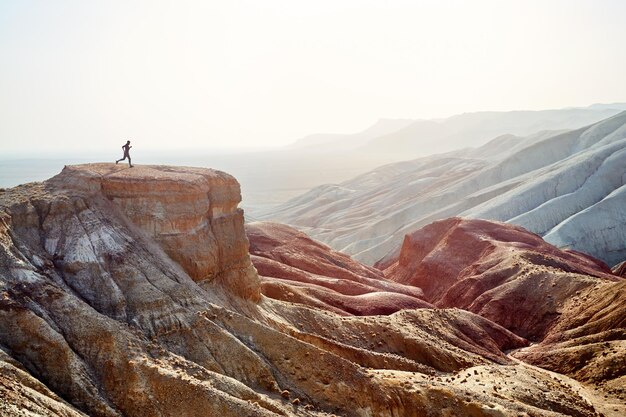 Homem correndo no deserto