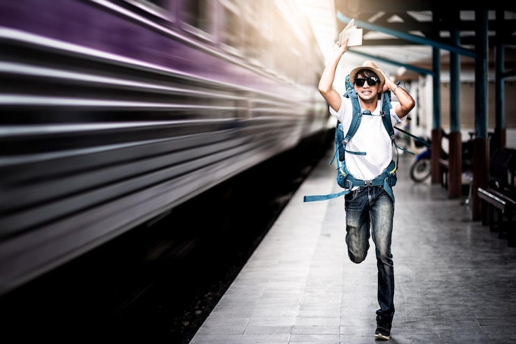 Foto homem correndo para o trem na estação ferroviária
