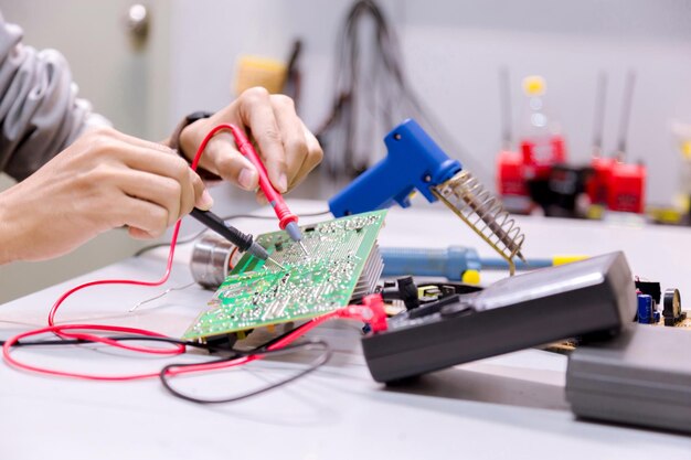 Homem cortado reparando placa de circuito