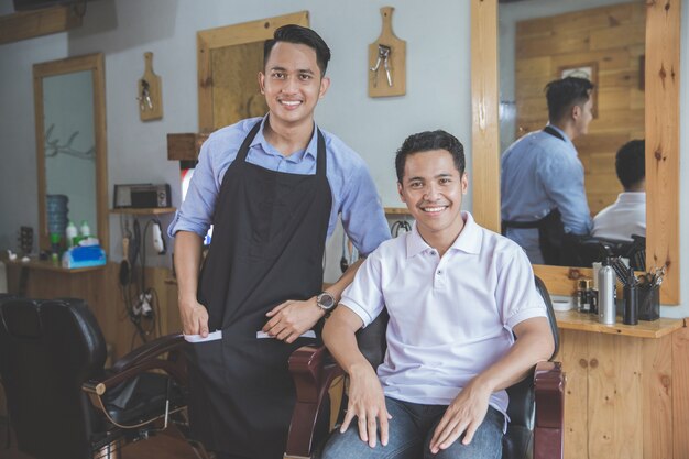 Homem cortando cabelo de cabeleireiro na barbearia