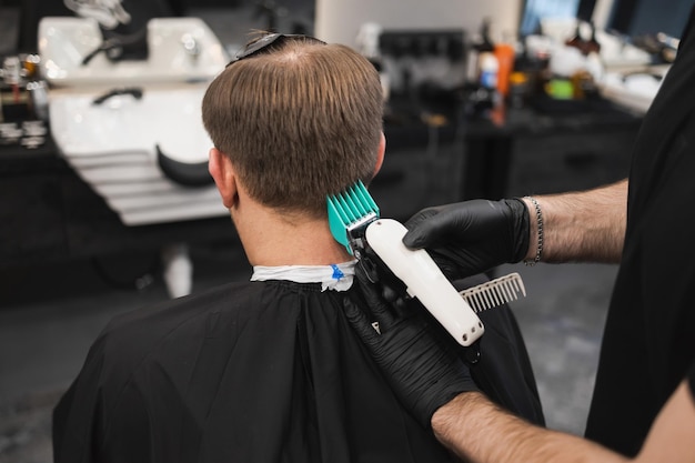 Homem cortando o cabelo na barbearia