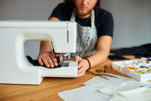 Homem costura roupas na máquina de costura alfaiate masculino trabalhando com costura no atelier indústria têxtil hobby espaço de trabalho pequenas empresas Processo de criação DIY Local de trabalho de costureira