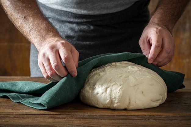 Homem cozido massa fresca assar pão caseiro