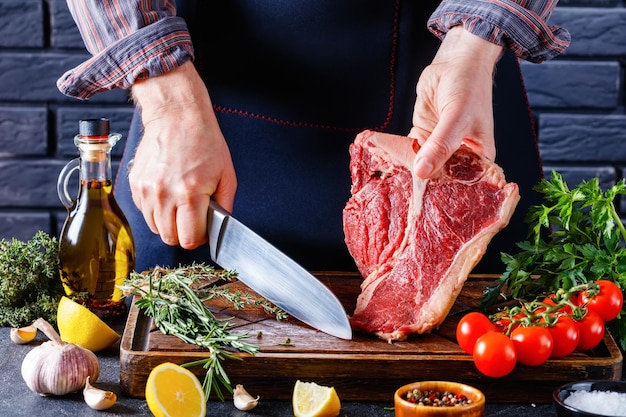 Homem cozinhando bife em uma cozinha fechada