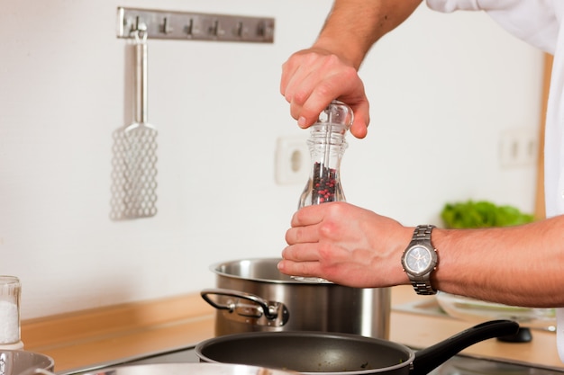 Homem, cozinhando, em, cozinha