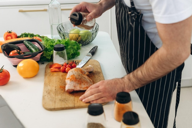 Foto homem cozinhando retrato sloseup de frango de cozinhar