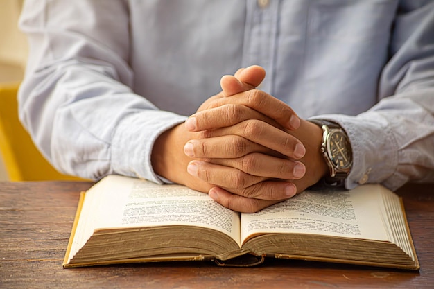 Homem cristão orando a Deus com a Bíblia