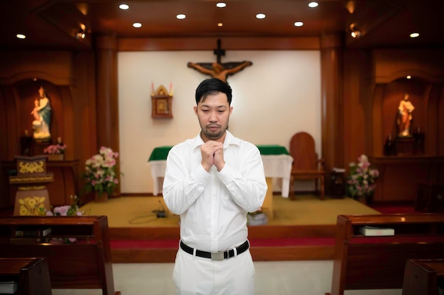 Homem cristão pedindo bênçãos de Deus homem asiático orando a Jesus Cristo