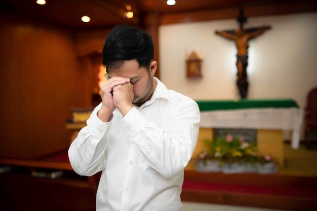 Homem cristão pedindo bênçãos de Deus homem asiático orando a Jesus Cristo