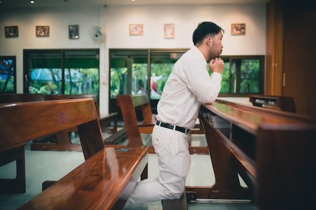 Homem cristão pedindo bênçãos de Deus homem asiático orando a Jesus Cristo