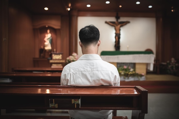 Homem cristão pedindo bênçãos de Deus homem asiático orando a Jesus Cristo
