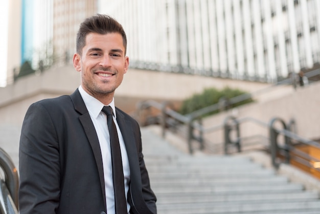 Foto homem cruzado braços sorrindo empresário