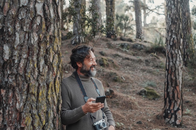 Homem curtindo a floresta da natureza em turismo ambiental e atividade de lazer de férias pessoas curtindo fotografia e se sentindo com lugar natural