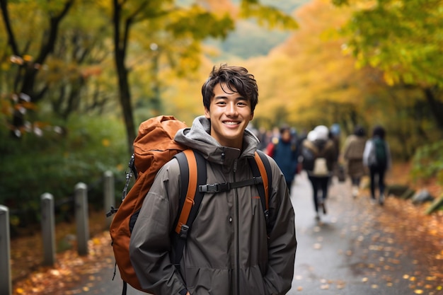 Homem curtindo uma viagem de mochila às costas em uma trilha na bela floresta de outono Criado com tecnologia Generative AI