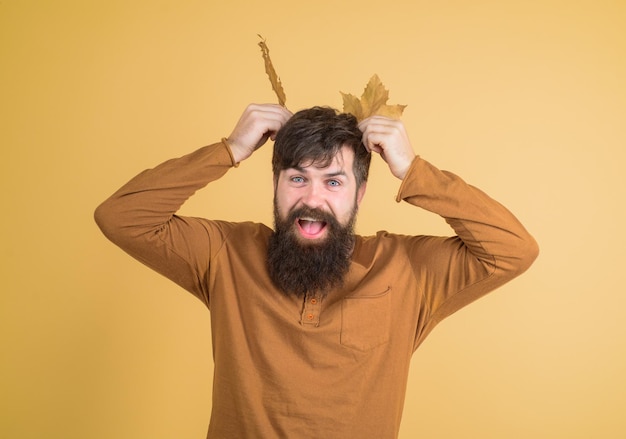 Homem da hora do outono com folhas amarelas de outono na mão moda outono sazonal moda masculina roupas de outono