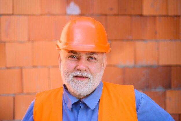 Homem da indústria de construção civil construtor de capacete em engenheiros de capacetes trabalhando no conserto