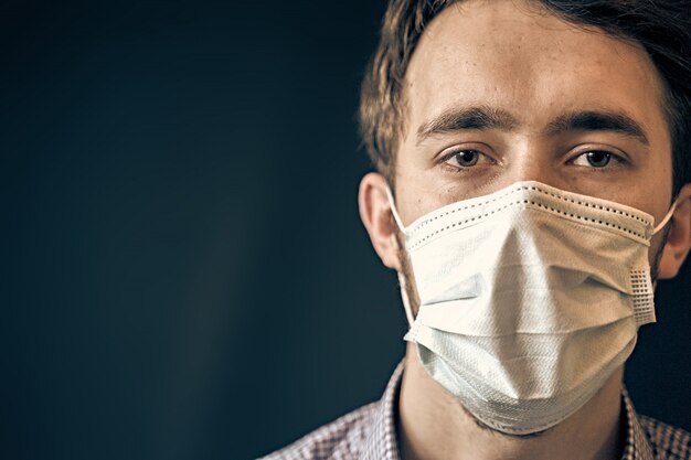 Homem da máscara. o vírus corona entrega o coronavírus de higiene que espalha o cabeçalho de prevenção de pandemia.