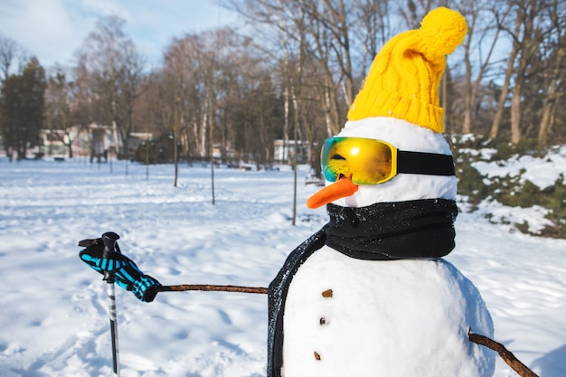 Homem da neve com óculos de esqui de perto