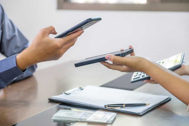 Homem da Ásia, homem, escaneie o código QR, pague e pegue a compra de compras on-line.