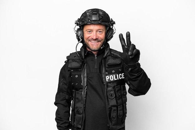 Homem da SWAT de meia-idade isolado no fundo branco feliz e contando três com os dedos