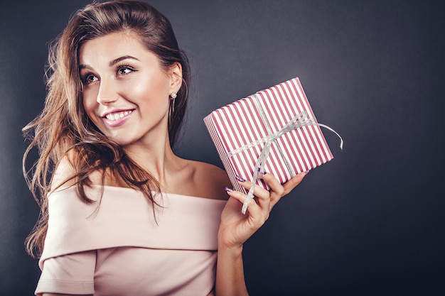 Foto homem dá uma caixa de presente para sua namorada no dia dos namorados.