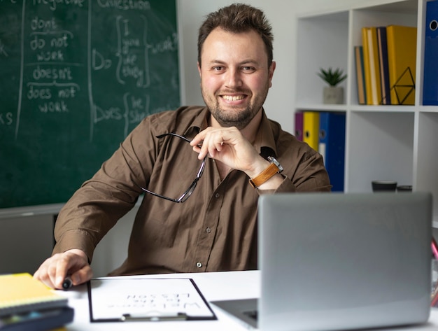 Foto homem dando aula de inglês online para crianças