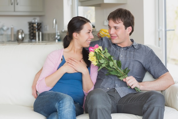 Homem dando flores de mulher