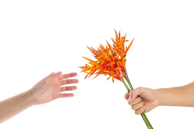 Homem dando flores de presente de dia dos namorados para a namorada