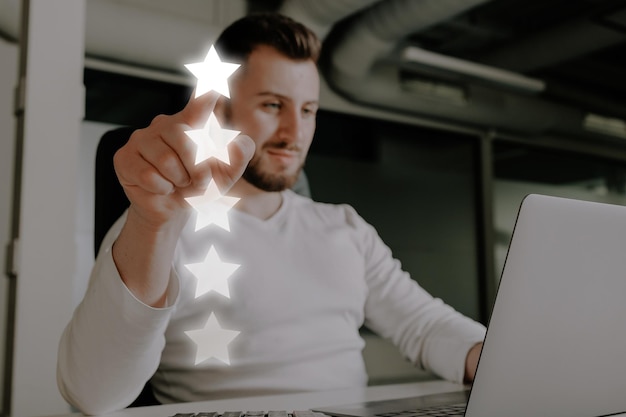 Homem dando uma classificação de 5 estrelas para um serviço ou produto online