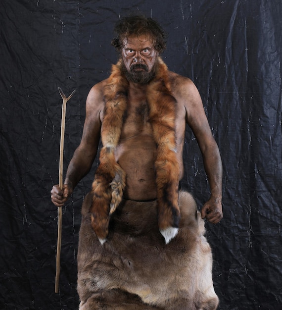 Foto homem das cavernas antigo com um clube neanderthal