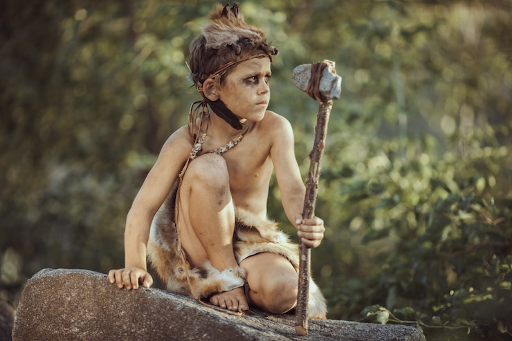 Foto homem das cavernas, menino viril com arma primitiva caça ao ar livre.