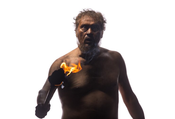 Foto homem das cavernas primitivo com uma tocha