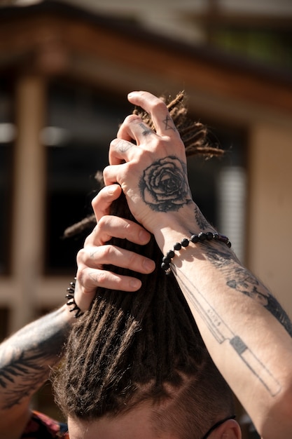 Homem de alto ângulo com dreadlocks afro