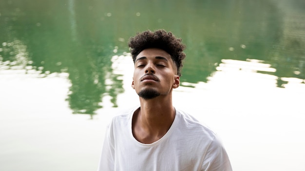 Foto homem de alto ângulo perto do lago