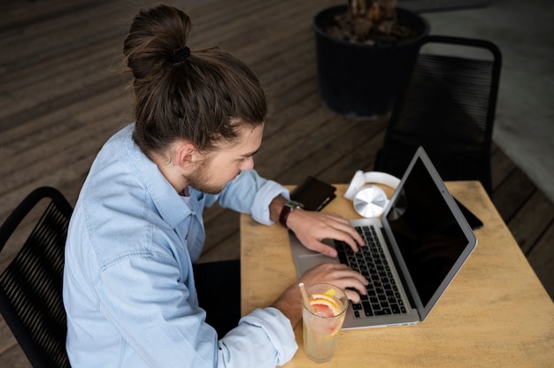 Homem de alto ângulo, trabalhando no laptop