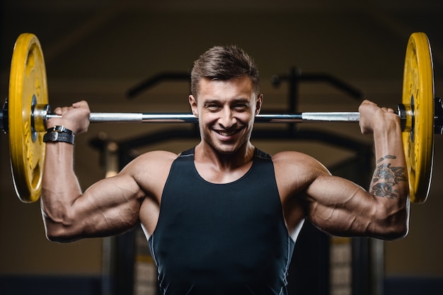 Homem de aptidão muscular esporte malhando na Academia