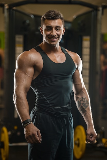 Foto homem de aptidão muscular esporte malhando na academia