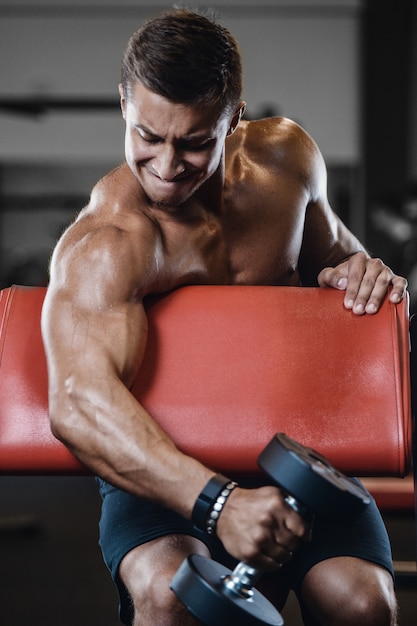 Foto homem de aptidão muscular esporte malhando na academia